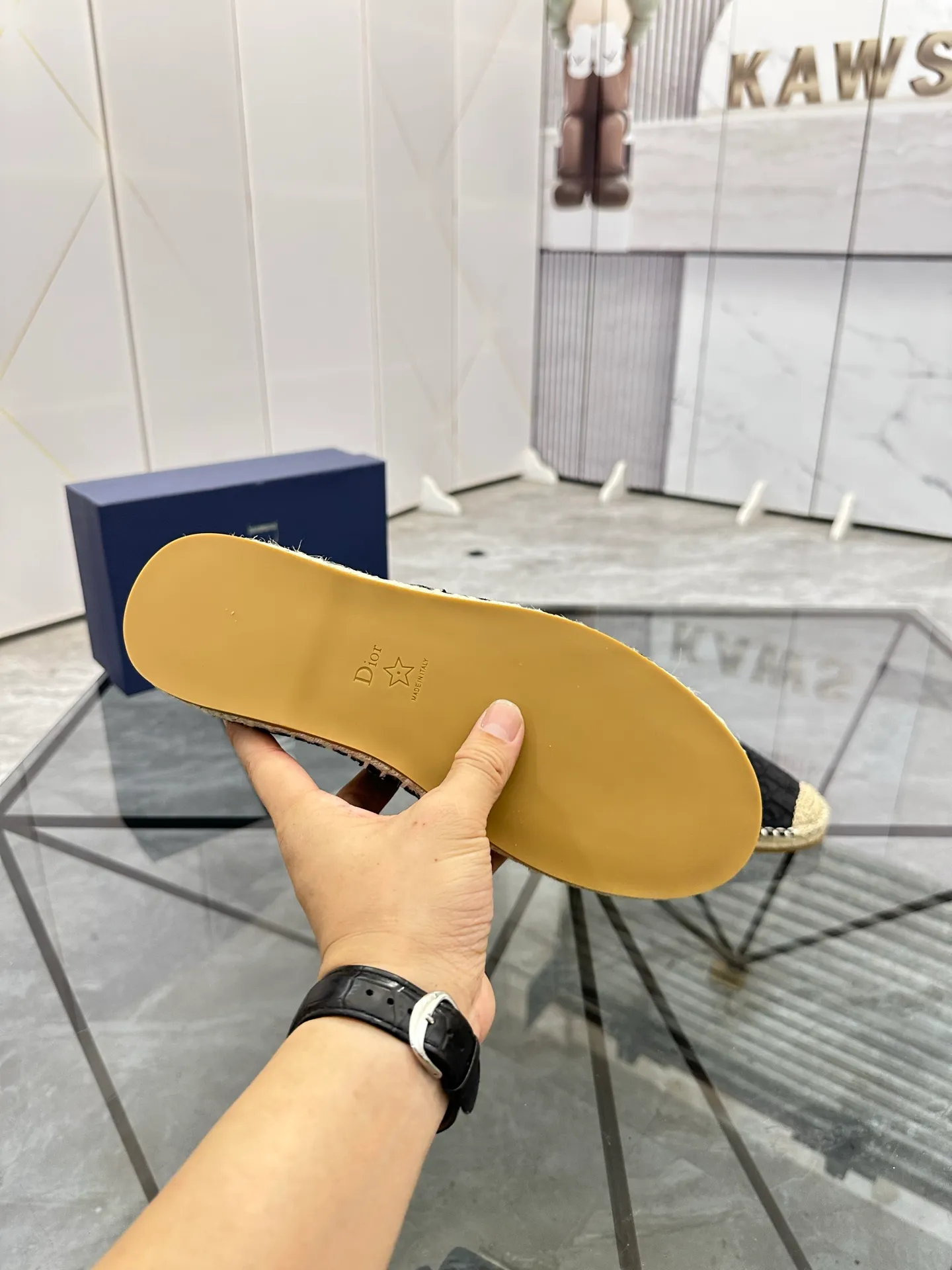 Men's shoes for sale 💰: 💰P400¥ Product trademark: Dior* "Dior*" low-top fisherman's shoes Regular size: 38-44 (can be customized to 37.45) Product materials: imported cowhide leather upper spliced ​​with original fabric, sheepskin lining, original outsole. Number: 1023